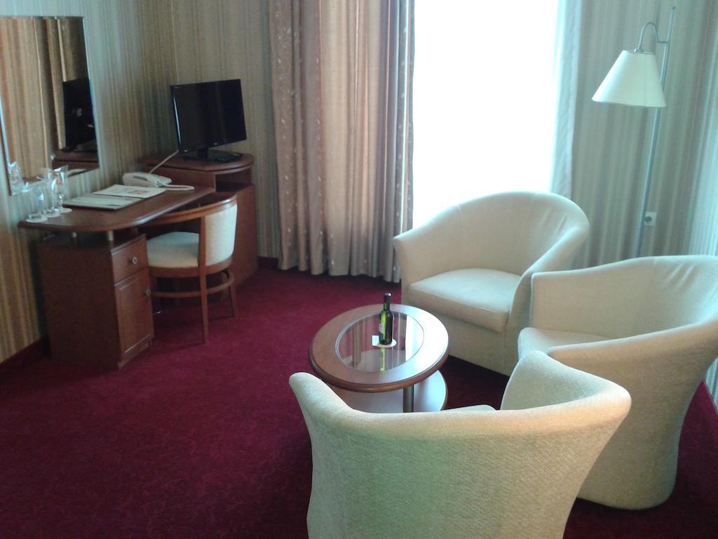 Hotel Perperikon Kardzsali Kültér fotó
